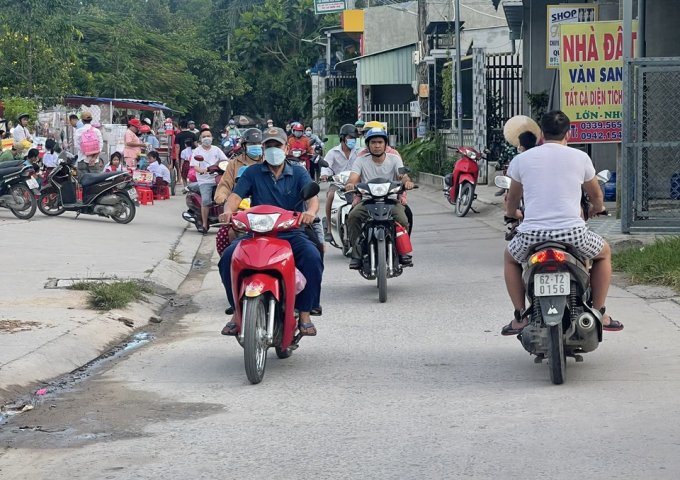 Chính chủ cần bán lô đất đẹp có 3 căn nhà đối diện nhà văn hóa xã Mỹ Hạnh Bắc