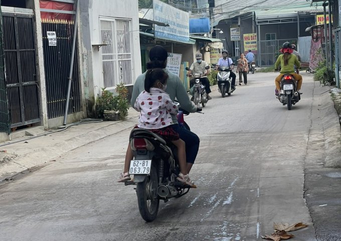 Chính chủ cần bán lô đất đẹp có 3 căn nhà đối diện nhà văn hóa xã Mỹ Hạnh Bắc