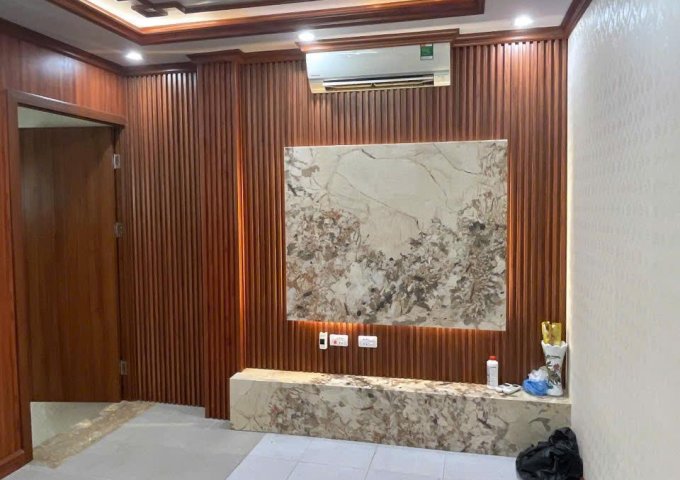 Chính chủ em cần căn tập thể tầng 1, 3 ngủ và 2Wc, tại Nguyễn Trãi, Siêu Vip, Mặt đường ô tô tránh và đỗ trước cửa, kinh doanh tốt. Giá nhỉnh 4 tỷ