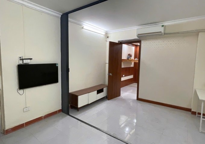 Chính chủ em cần căn tập thể tầng 1, 3 ngủ và 2Wc, tại Nguyễn Trãi, Siêu Vip, Mặt đường ô tô tránh và đỗ trước cửa, kinh doanh tốt. Giá nhỉnh 4 tỷ