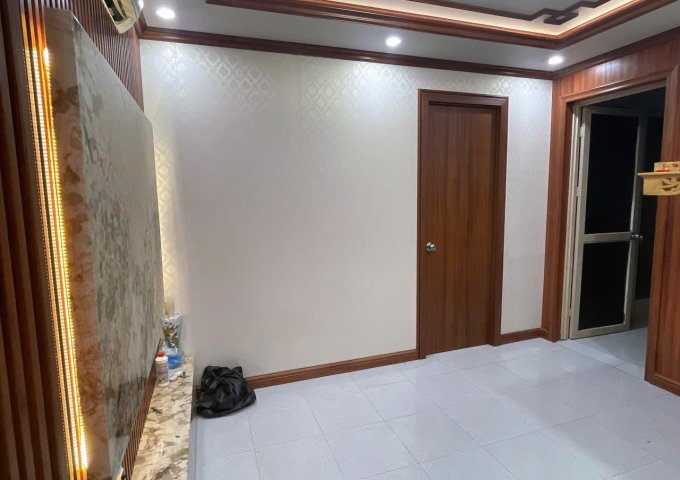 Chính chủ em cần căn tập thể tầng 1, 3 ngủ và 2Wc, tại Nguyễn Trãi, Siêu Vip, Mặt đường ô tô tránh và đỗ trước cửa, kinh doanh tốt. Giá nhỉnh 4 tỷ