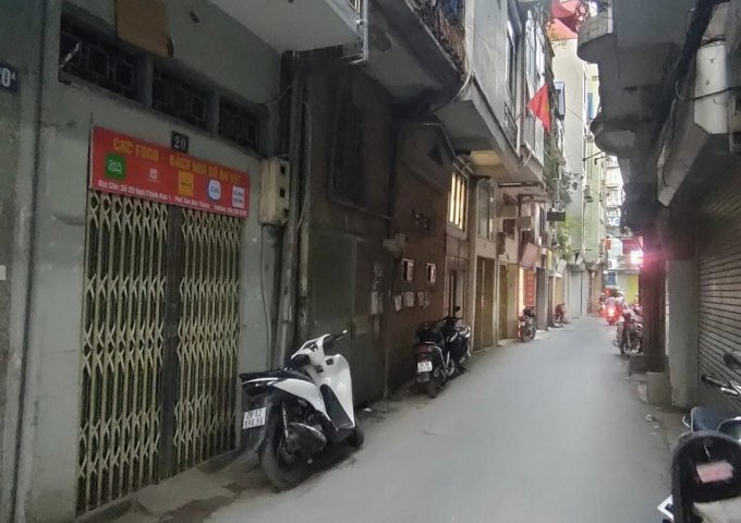 Bán nhà mặt ngõ Thịnh Hào 1, DT 27/30m, 5 tầng, MT 3m, giá 10.5 tỷ.