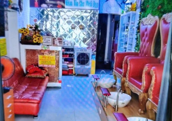 Em cần sang toàn bộ tiệm nail hoạt động 4 năm