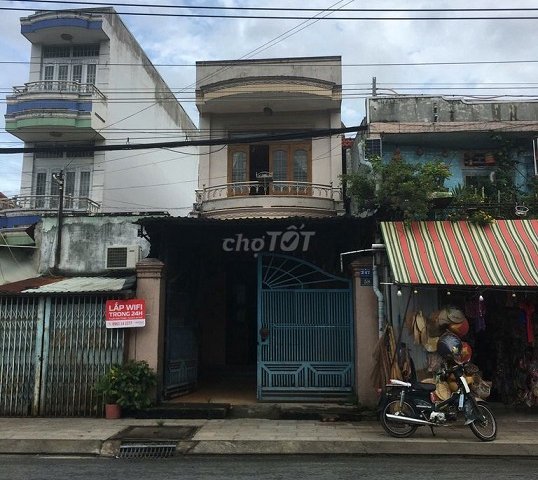 Bán nhà phố 1 trệt 1 lầu đường Hùng Vương, gần vòng xoay chợ Bến Cát.