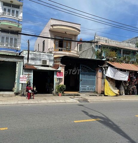 Bán nhà phố 1 trệt 1 lầu đường Hùng Vương, gần vòng xoay chợ Bến Cát.