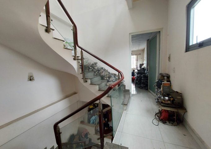 Nhà Mặt tiền Lê Thị Hà, 4 tầng, Buôn bán sầm uất, gần Chợ Hóc Môn cực rẻ chỉ 10.95 tỷ TL.