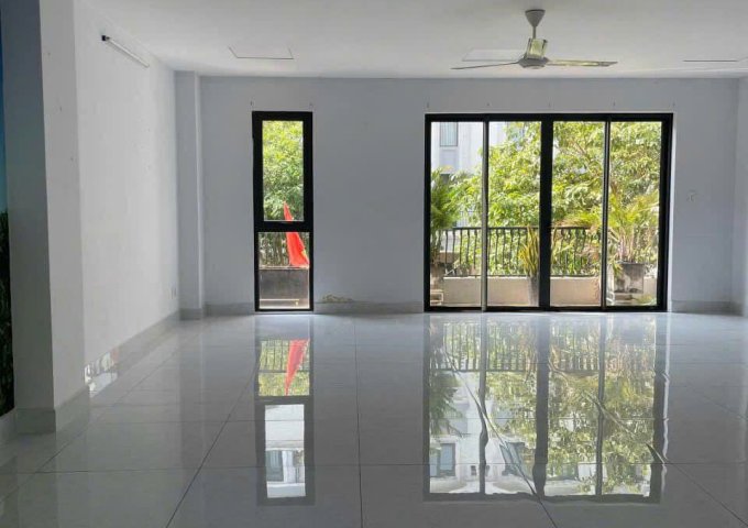 CHO THUÊ VĂN PHÒNG TẦNG 2 Vị trí: Vạn Phúc City, căn góc đường số 37