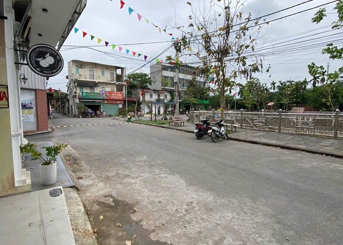 CHÍNH CHỦ CẦN BÁN ĐẤT MẶT HỒ ĐIỀU HOÀ TRÊN ĐẤT CÓ NHÀ CẤP 4 ĐANG KINH DOANH BIA