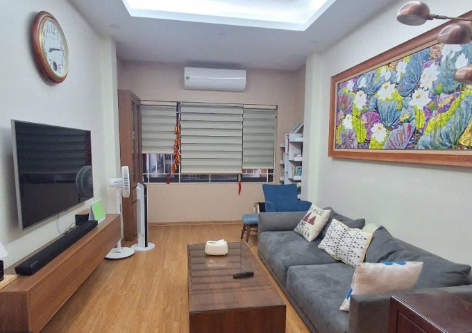 Bán nhà Lê Đại Hành, 42m2, 6 tầng, 15.3 tỷ, ô tô đỗ cửa, kinh doanh đỉnh