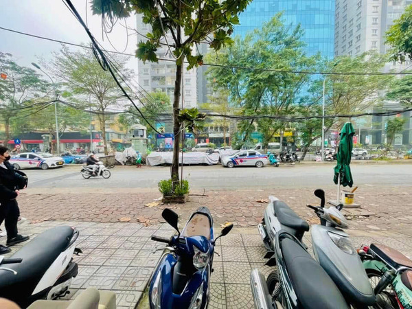 Chính chủ cần Cho thuê lại 1 phần không gian Show room 286 Thái Hà - mặt bằng ở tầng 2