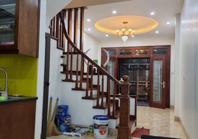 Cần bán nhanh, ngõ rộng, chủ đang ở, đường Cự Khối. Giá hạt dẻ nhỉnh 4 tỷ	