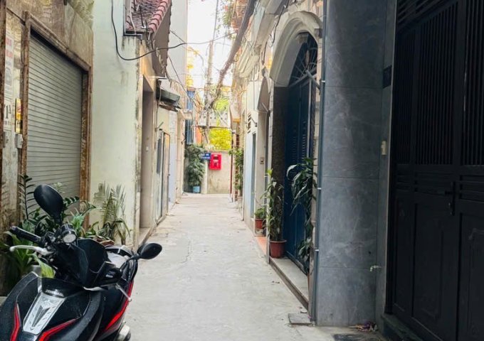 Cần bán nhanh, ngõ rộng, chủ đang ở, đường Cự Khối. Giá hạt dẻ nhỉnh 4 tỷ	