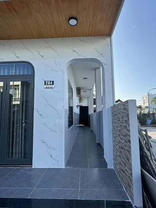 Cho thuê 1 phòng trọ không gian thoáng mát có ban công. - Có gác lửng, điều hòa, nóng lạnh, Wifi, máy giặt ( chung)