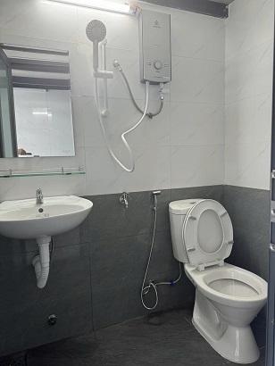 Cho thuê 1 phòng trọ không gian thoáng mát có ban công. - Có gác lửng, điều hòa, nóng lạnh, Wifi, máy giặt ( chung)