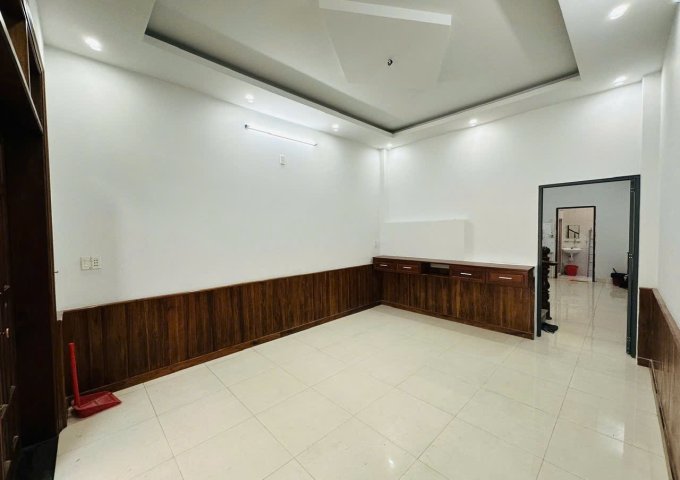 Chính chủ cần cho thuê Nhà mặt tiền 64m2, đường Lã Xuân Oai, P. Long Trường, TP. Thủ Đức