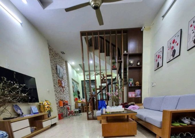 BAN NHÀ PHỐ ĐÀM  QUANG TRUNG -LONG BIÊN  50 M2,5 TẦNG,MẶT TIỀN 4.3M, 7.6 TỶ.