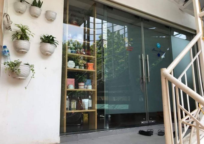 Nhượng mặt bằng tầng 2 phố Điện Biên Phủ Hoàn Kiếm HN, nhà e đã ở đây 8 năm