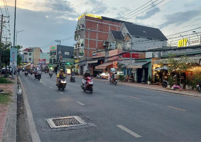 Bán nhà mặt phố Lê Văn Chí, Linh Trung, Thủ Đức - 210m2, 32 tỷ