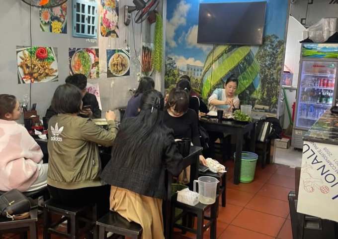 SANG NHƯỢNG CỬA HÀNG TẠI PHỐ ẨM THỰC NGUYỄN VĂN TUYẾT