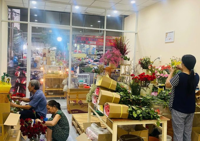CẦN SANG NHƯỢNG SHOP HOA Địa chỉ: 121 đường Trần Hưng Đạo, Dĩ An