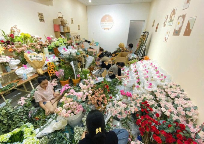 CẦN SANG NHƯỢNG SHOP HOA Địa chỉ: 121 đường Trần Hưng Đạo, Dĩ An