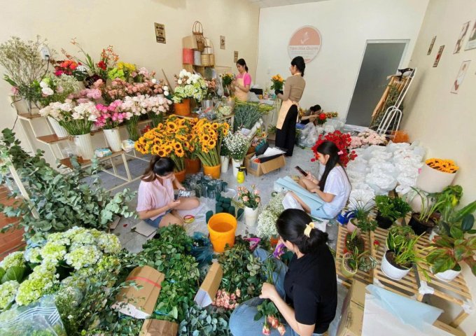 CẦN SANG NHƯỢNG SHOP HOA Địa chỉ: 121 đường Trần Hưng Đạo, Dĩ An