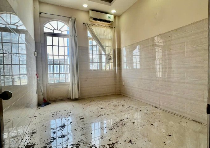 SÁT MẶT TIỀN ĐOÀN VĂN BƠ Q4 

DIỆN TÍCH SD 120 M2 4 TẤM CÓ 4 TỶ