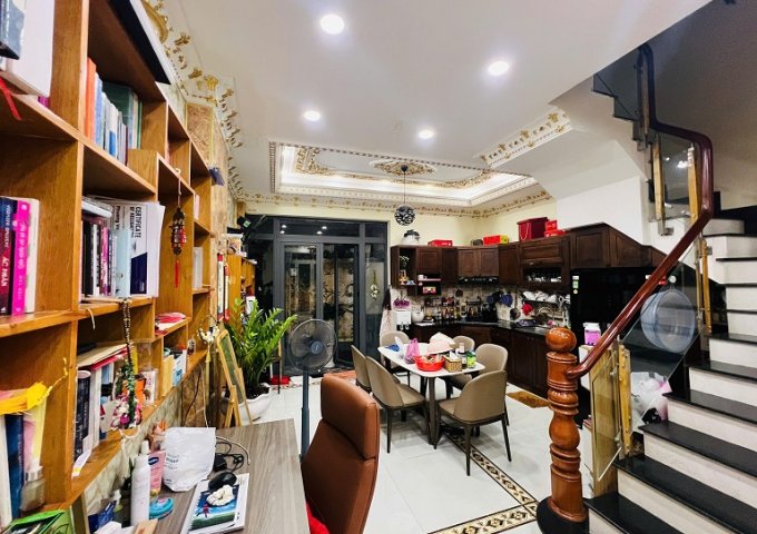 Chính Chủ Cần Cho Thuê Nhà Nguyên Căn Ngay Khu Sầm Uất Đường Huỳnh Tấn Phát, Quận 7