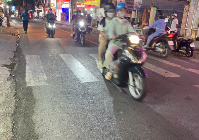 Bán nhà mặt tiền 4x20m giá 9,5 tỷ Đường Nguyễn Văn Quá