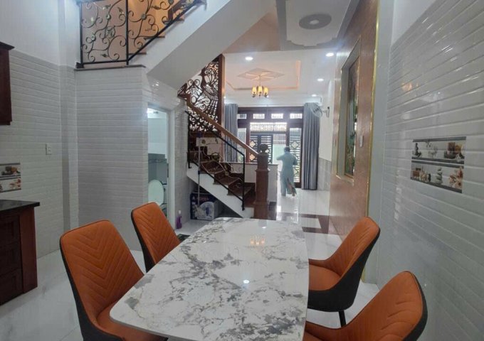 🌈Bán nhà Thạnh Lộc 19 Sát Ngã Tư Ga Cách Mt 40m DTSD 200m2 đường trước nhà 7m giá hơn 5 tỷ 💵
✅Diện tích 4x13,5 hoàn công 4 tầng 6pn 4wc 
✅Sổ vuông vức sẵn két CC trong ngày
✅Vị trí đẹp kinh doanh, mở VP Cty vài bước chân ra chợ Cầu Đồng, gần Ngã Tư