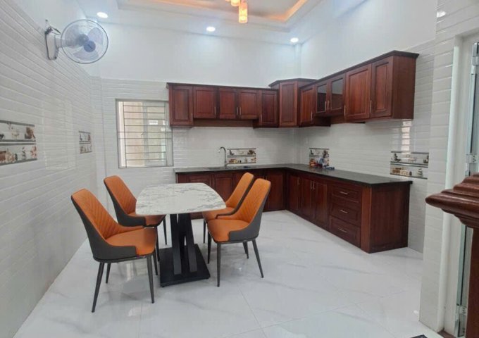 🌈Bán nhà Thạnh Lộc 19 Sát Ngã Tư Ga Cách Mt 40m DTSD 200m2 đường trước nhà 7m giá hơn 5 tỷ 💵
✅Diện tích 4x13,5 hoàn công 4 tầng 6pn 4wc 
✅Sổ vuông vức sẵn két CC trong ngày
✅Vị trí đẹp kinh doanh, mở VP Cty vài bước chân ra chợ Cầu Đồng, gần Ngã Tư