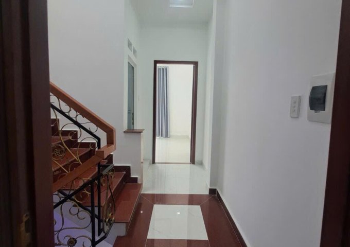 🌈Bán nhà Thạnh Lộc 19 Sát Ngã Tư Ga Cách Mt 40m DTSD 200m2 đường trước nhà 7m giá hơn 5 tỷ 💵
✅Diện tích 4x13,5 hoàn công 4 tầng 6pn 4wc 
✅Sổ vuông vức sẵn két CC trong ngày
✅Vị trí đẹp kinh doanh, mở VP Cty vài bước chân ra chợ Cầu Đồng, gần Ngã Tư