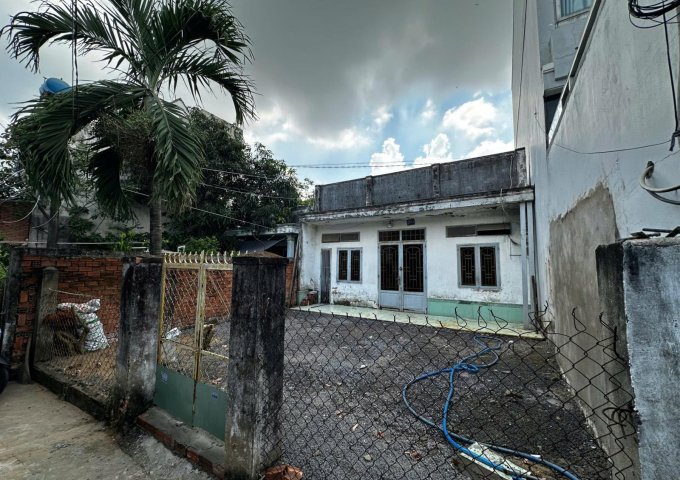 🌈BÁN NHÀ Thạnh Lộc 41 112m2 ngang khủng 7m giá chỉ 3,5 tỷ💵
✅Diện tích ngang 7 x 16m 
✅Hiện trạng đất trống + nhà cấp 4 
✅Đường trước nhà 2,5m
✅Hướng Tây
✅Sổ vuông vức CC trong ngày
📞/zalo 0866699790 xem nhà