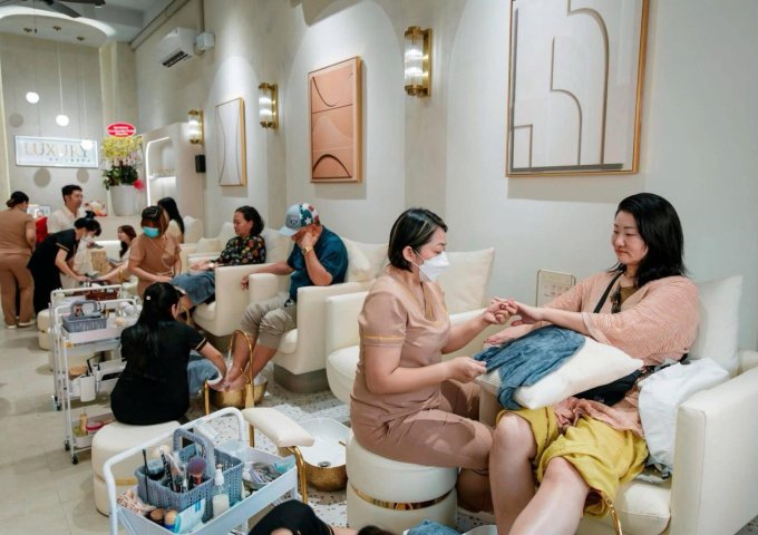 CẦN SANG GẤP TIỆM NAIL & SPA - VỊ TRÍ VÀNG ĐỐI DIỆN NHÀ THỜ TÂN ĐỊNH