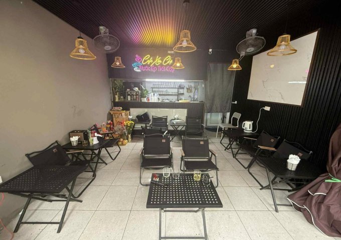 SANG NHƯỢNG QUÁN CÀ PHÊ ĐANG 