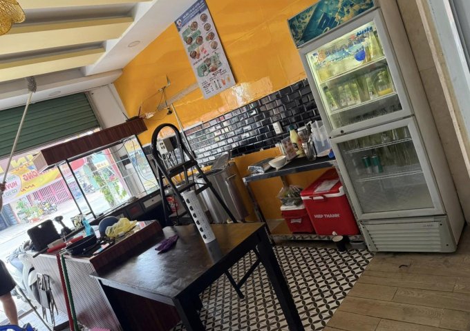 Do thiếu thốn nguồn nhân lực để vận hành và chủ còn nhiều việc khác nên quản lý không hết cần sang lại mặt bằng đắc địa