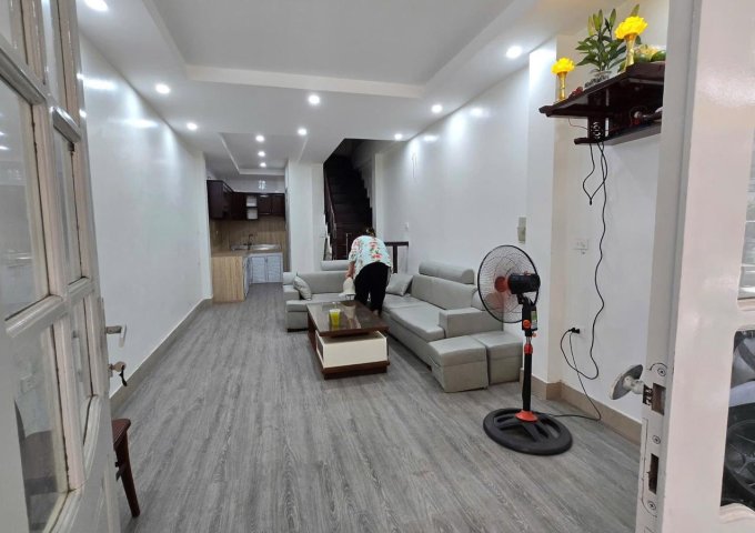 Cho thuê nhà mặt phố Vọng Hà - Hoàn Kiếm 35m x 5T, 4 PKK giá 20 triệu - ở và kinh doanh