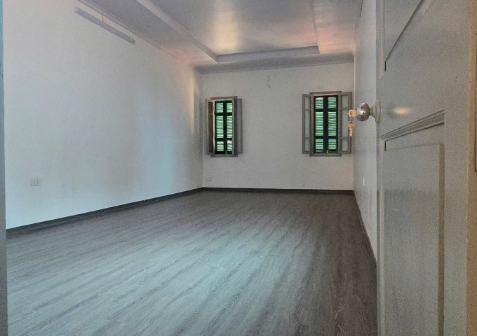 Cho thuê nhà mặt phố Vọng Hà - Hoàn Kiếm 35m x 5T, 4 PKK giá 20 triệu - ở và kinh doanh