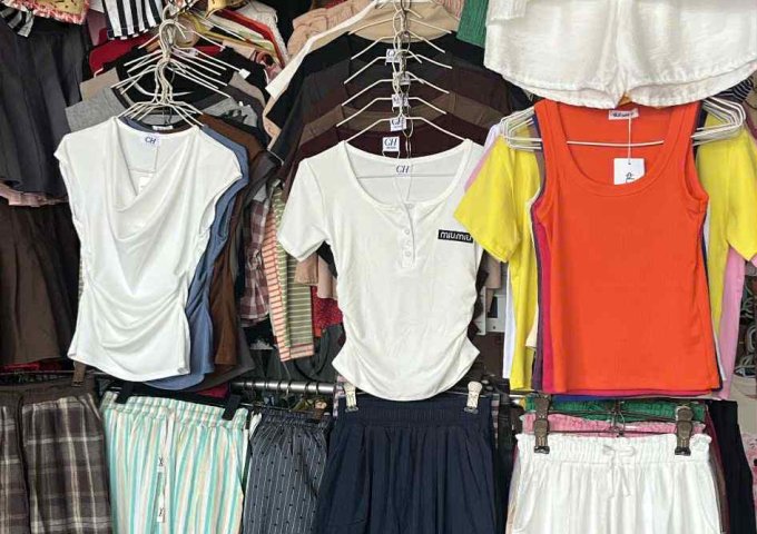 SANG SẠP KINH DOANH QUẦN ÁO Vị Trí : Mặt Tiền Cổng Chợ (cổng 1), mặt hướng ra là vòng xoay đường Cống Quỳnh