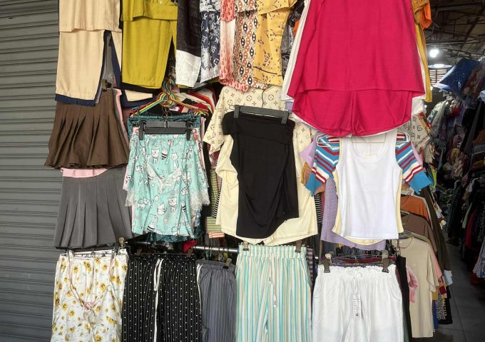 SANG SẠP KINH DOANH QUẦN ÁO Vị Trí : Mặt Tiền Cổng Chợ (cổng 1), mặt hướng ra là vòng xoay đường Cống Quỳnh