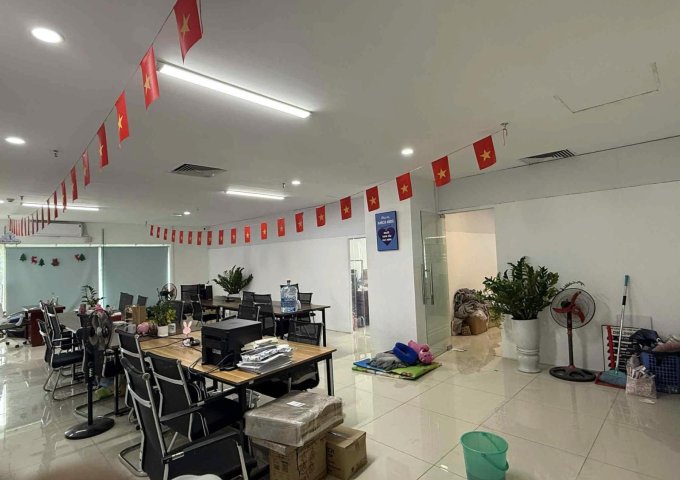 CẦN NHƯỢNG VĂN PHÒNG GẤP ĐẶC BIỆT: TẶNG luôn bàn ghế ai vào dùng được luôn