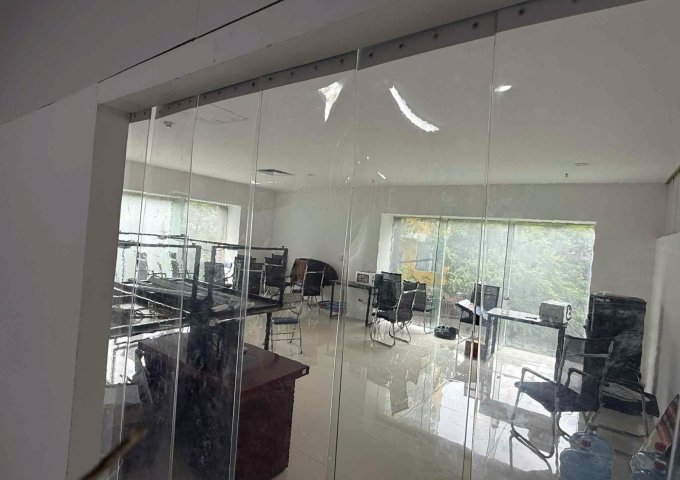 CẦN NHƯỢNG VĂN PHÒNG GẤP ĐẶC BIỆT: TẶNG luôn bàn ghế ai vào dùng được luôn