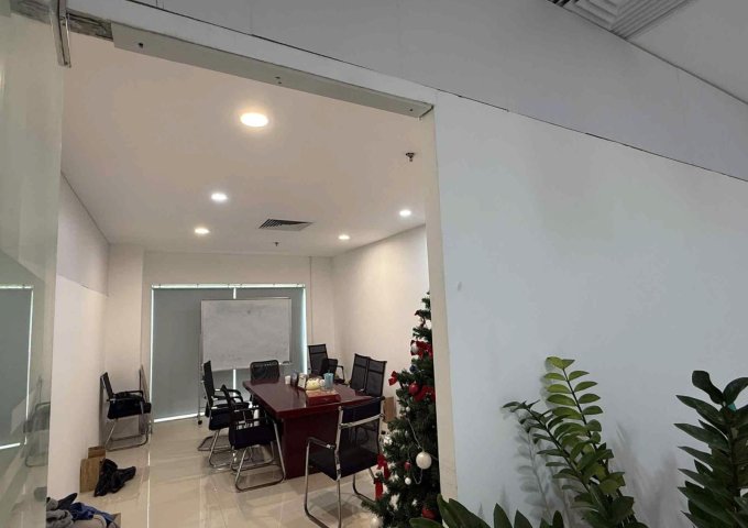 CẦN NHƯỢNG VĂN PHÒNG GẤP ĐẶC BIỆT: TẶNG luôn bàn ghế ai vào dùng được luôn