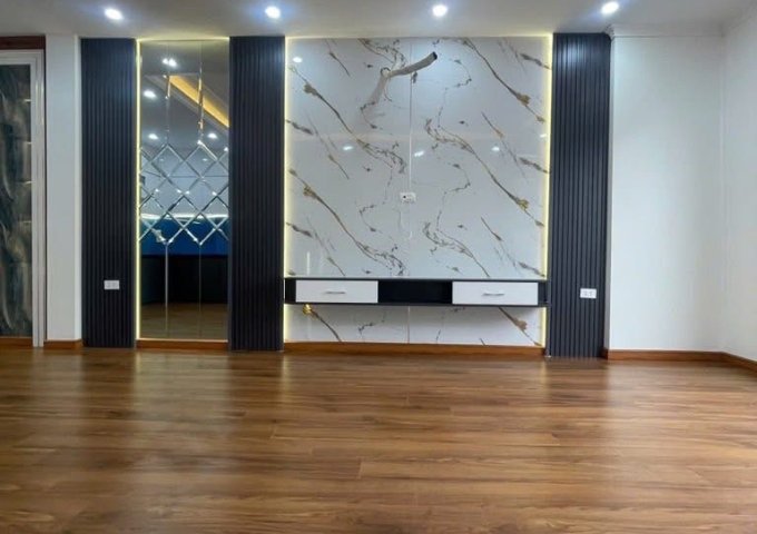 CHÍNHCHỦ BÁN NHÀ NGỌC HỒI – MỚI KÍNH KOONG – 6 TẦNG CÓ THANG MÁY – Ô TÔ NGỦ TRONG NHÀ