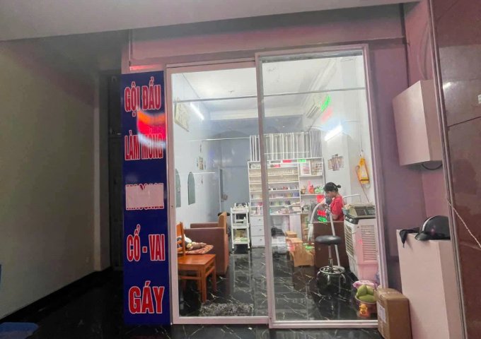 Cần sang lại tiệm nail gấp: Mặt bằng đường lớn Nguyễn Sơn