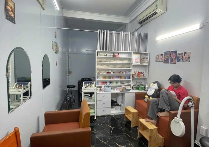 Cần sang lại tiệm nail gấp: Mặt bằng đường lớn Nguyễn Sơn