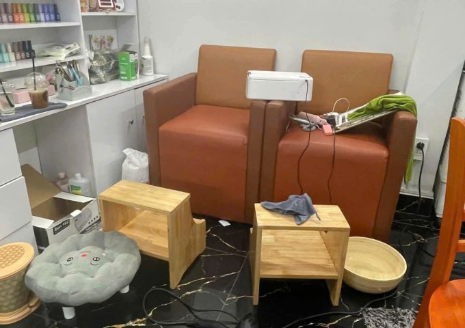 Cần sang lại tiệm nail gấp: Mặt bằng đường lớn Nguyễn Sơn