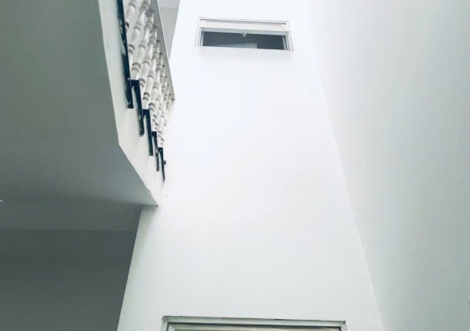 Cho Nữ thuê phòng trung tâm quận 3, Khu vực Trần Văn Đang - Hoàng Sa, Có giếng trời, nhà luôn mát mẻ.