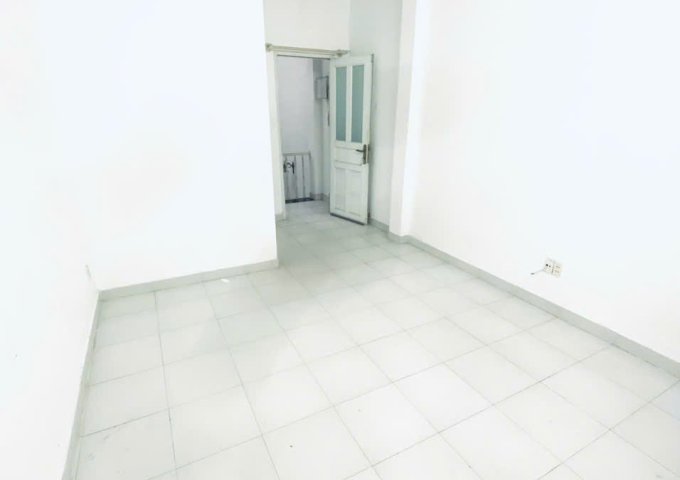 Cho Nữ thuê phòng trung tâm quận 3, Khu vực Trần Văn Đang - Hoàng Sa, Có giếng trời, nhà luôn mát mẻ.