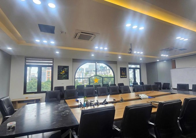 HOT! Văn Phòng Cầu Giấy 140m2 Siêu Đẹp – Giá Tốt Chỉ 37 Triệu/Tháng – Vị Trí Trung Tâm, Ô TÔ Đỗ Cửa